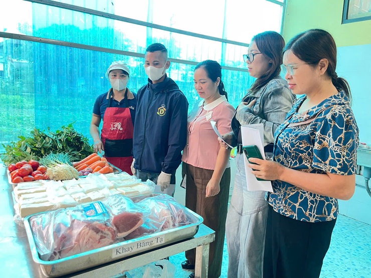 Trạm y tế xã Bất Bạt: Hướng dẫn niêm yết công khai danh sách các cơ sở cung cấp thực phẩm nhằm bảo đảm an toàn cho cộng đồng- Ảnh 1.