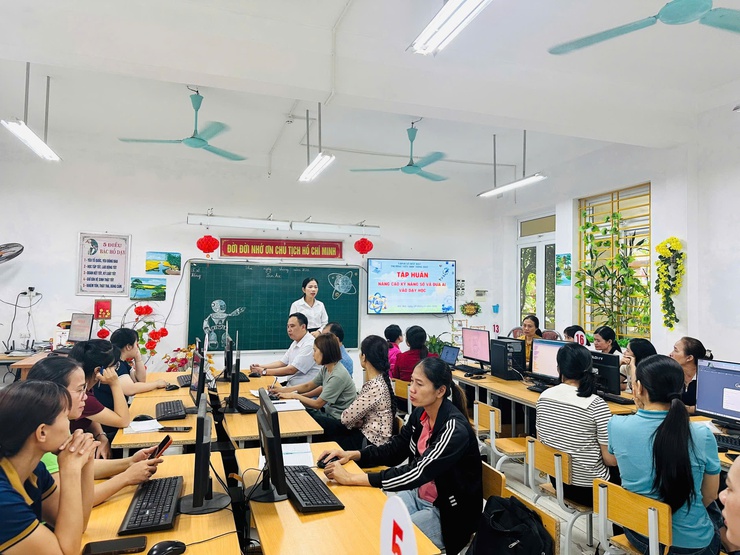 Trường Tiểu học Tòng Bạt: Đẩy mạnh bồi dưỡng năng lực số, sẵn sàng cho công cuộc chuyển đổi số giáo dục- Ảnh 1.