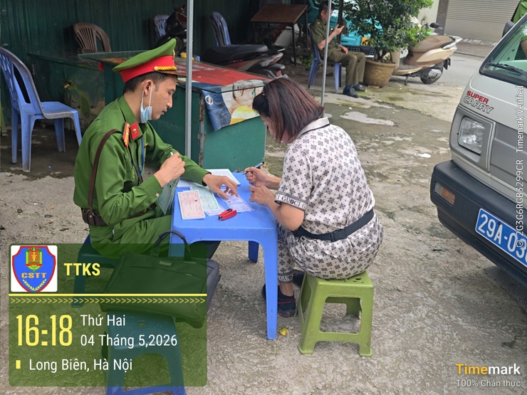 Long Biên tăng cường xử lý vi phạm trật tự đô thị qua hình ảnh- Ảnh 4.