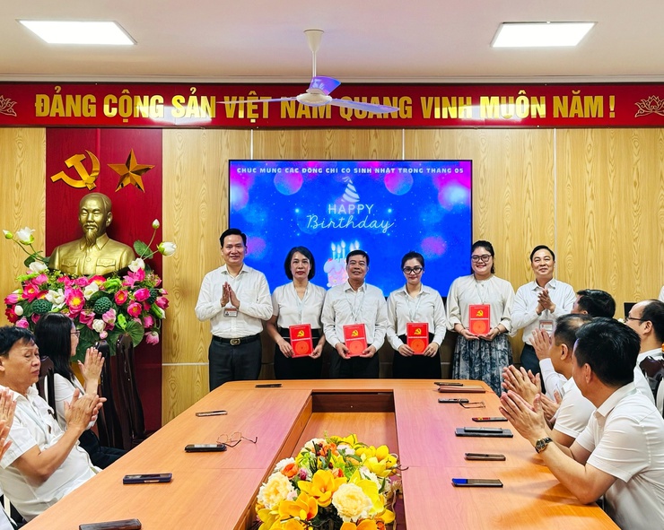 Lễ sinh hoạt dưới cờ tháng 5/2026 cơ quan Đảng, đoàn thể phường- Ảnh 3.