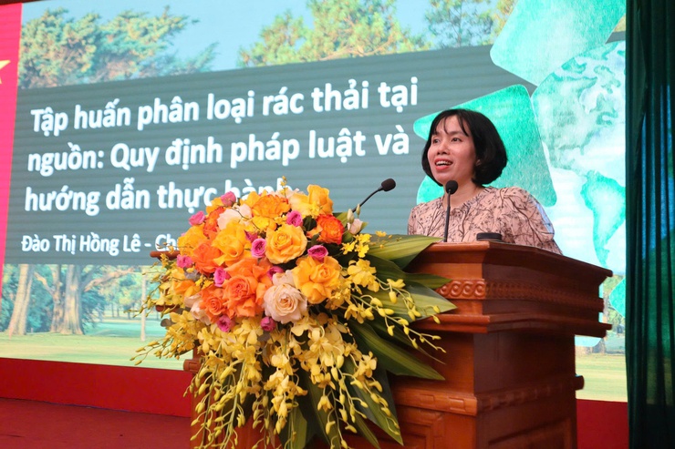 Hội LHPN phường Từ Liêm tổ chức tập huấn phân loại rác thải tại nguồn và an toàn lao động cho phụ nữ cộng đồng- Ảnh 4.