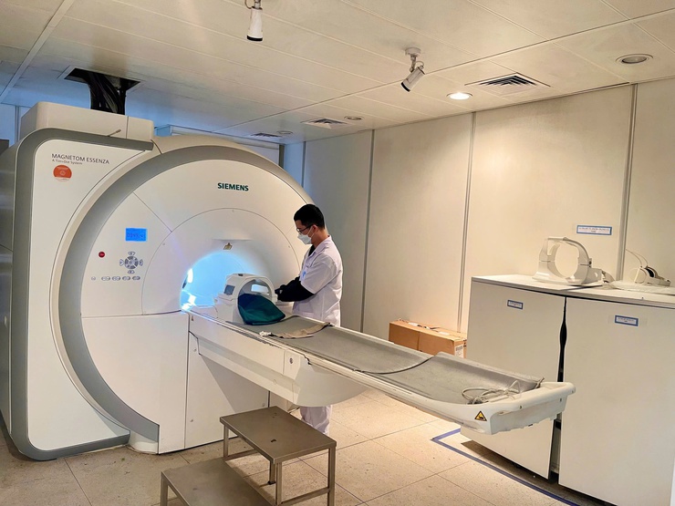 21 đơn vị được trang bị máy chụp cắt lớp vi tính và máy chụp cộng hưởng từ: Người dân tiếp cận thuận lợi hơn với y tế kỹ thuật cao- Ảnh 1.