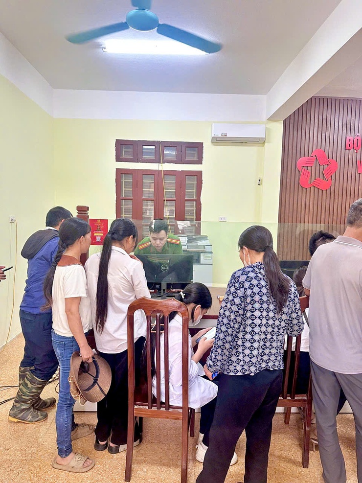 Công an xã Bất Bạt: Đẩy mạnh cải cách hành chính với tinh thần "Ba nhất" và mô hình "Hành chính không nghỉ" vì nhân dân phục vụ- Ảnh 1.