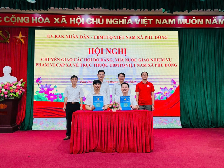 Hội nghị công bố Quyết định về việc chuyển giao các hội do Đảng, Nhà nước giao nhiệm vụ về trực thuộc Ủy ban MTTQ Việt Nam xã Phù Đổng.- Ảnh 2.