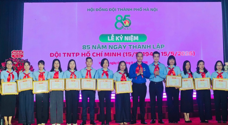 Trường tiểu học Cẩm Lĩnh vinh dự nhận bằng khen "Tổng phụ trách đội tiêu biểu năm 2026" của Thành đoàn Hà Nội- Ảnh 1.