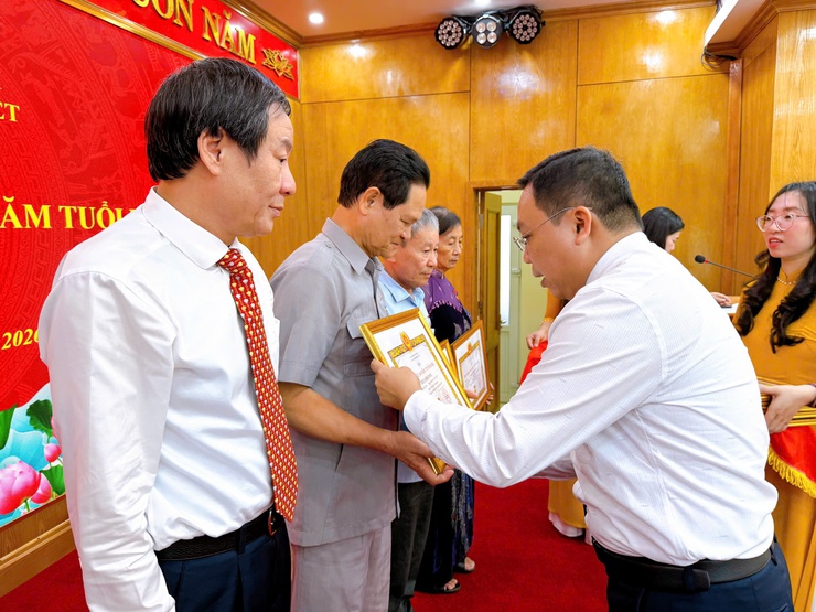 76 đảng viên phường Thanh Liệt vinh dự nhận Huy hiệu Đảng đợt 19/5- Ảnh 7.