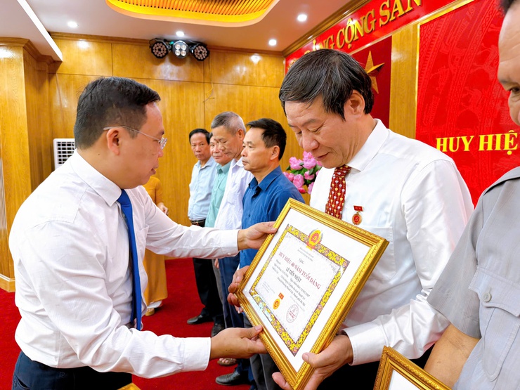 76 đảng viên phường Thanh Liệt vinh dự nhận Huy hiệu Đảng đợt 19/5- Ảnh 8.