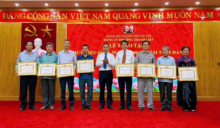 76 đảng viên phường Thanh Liệt vinh dự nhận Huy hiệu Đảng đợt 19/5- Ảnh 9.