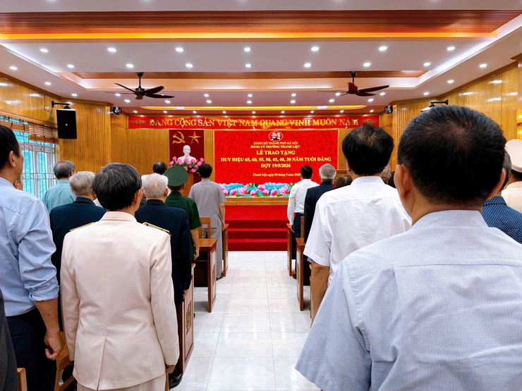 76 đảng viên phường Thanh Liệt vinh dự nhận Huy hiệu Đảng đợt 19/5- Ảnh 2.