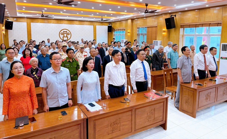 76 đảng viên phường Thanh Liệt vinh dự nhận Huy hiệu Đảng đợt 19/5- Ảnh 1.