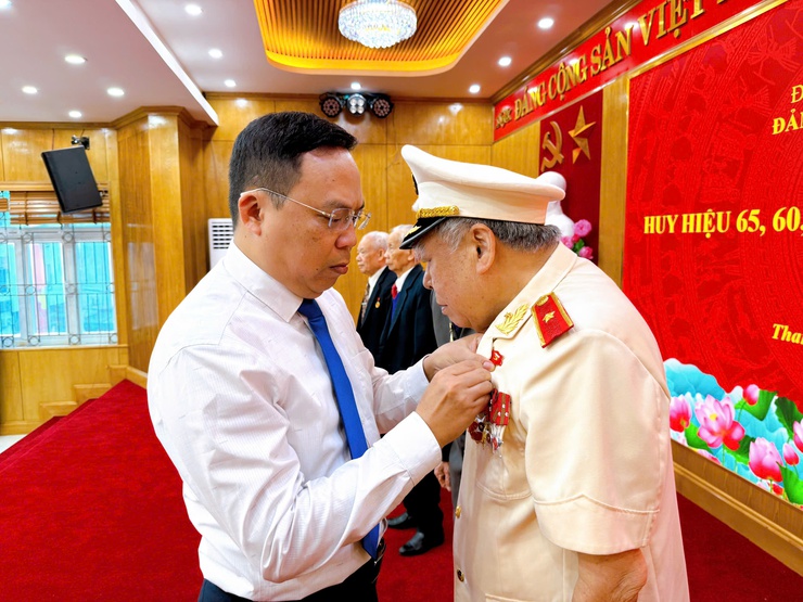 76 đảng viên phường Thanh Liệt vinh dự nhận Huy hiệu Đảng đợt 19/5- Ảnh 4.