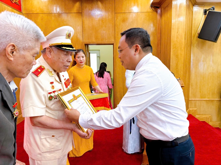 76 đảng viên phường Thanh Liệt vinh dự nhận Huy hiệu Đảng đợt 19/5- Ảnh 5.
