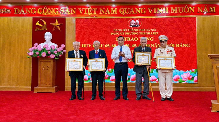 76 đảng viên phường Thanh Liệt vinh dự nhận Huy hiệu Đảng đợt 19/5- Ảnh 6.