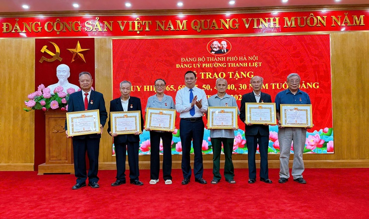 76 đảng viên phường Thanh Liệt vinh dự nhận Huy hiệu Đảng đợt 19/5- Ảnh 10.