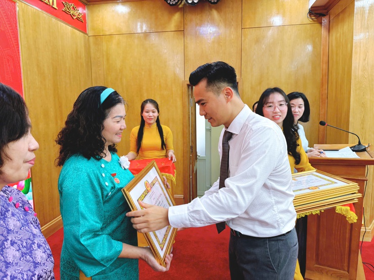 76 đảng viên phường Thanh Liệt vinh dự nhận Huy hiệu Đảng đợt 19/5- Ảnh 11.