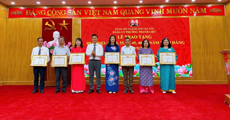76 đảng viên phường Thanh Liệt vinh dự nhận Huy hiệu Đảng đợt 19/5- Ảnh 13.