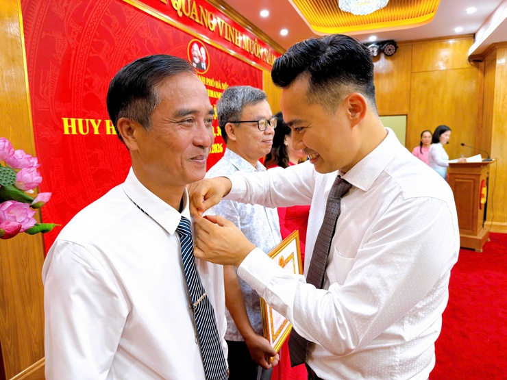 76 đảng viên phường Thanh Liệt vinh dự nhận Huy hiệu Đảng đợt 19/5- Ảnh 12.