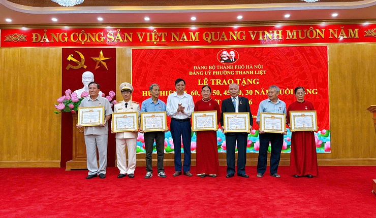 76 đảng viên phường Thanh Liệt vinh dự nhận Huy hiệu Đảng đợt 19/5- Ảnh 20.