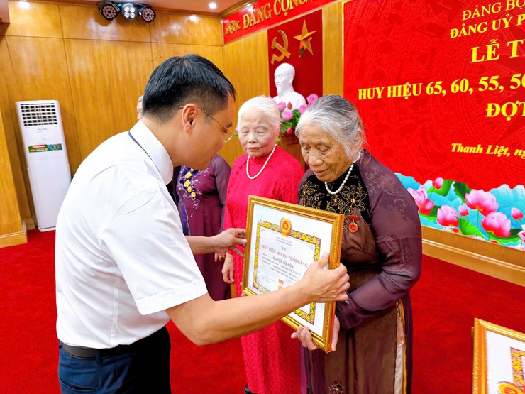 76 đảng viên phường Thanh Liệt vinh dự nhận Huy hiệu Đảng đợt 19/5- Ảnh 14.