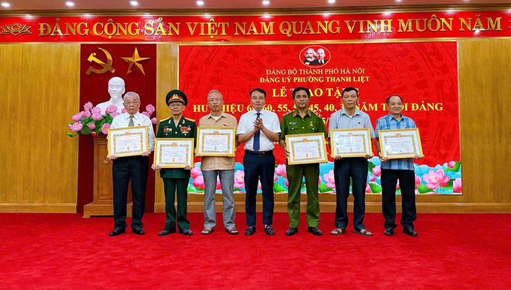 76 đảng viên phường Thanh Liệt vinh dự nhận Huy hiệu Đảng đợt 19/5- Ảnh 15.