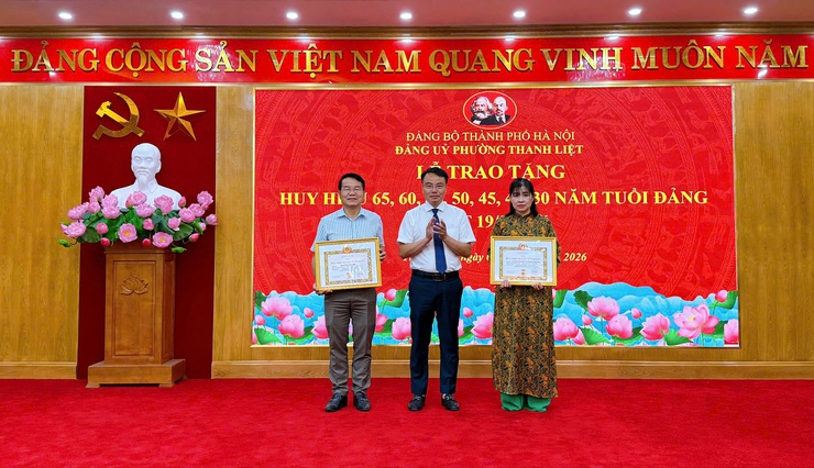 76 đảng viên phường Thanh Liệt vinh dự nhận Huy hiệu Đảng đợt 19/5- Ảnh 16.