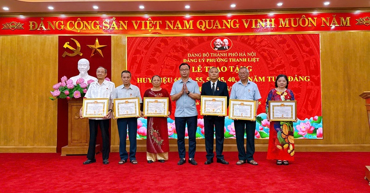 76 đảng viên phường Thanh Liệt vinh dự nhận Huy hiệu Đảng đợt 19/5- Ảnh 21.