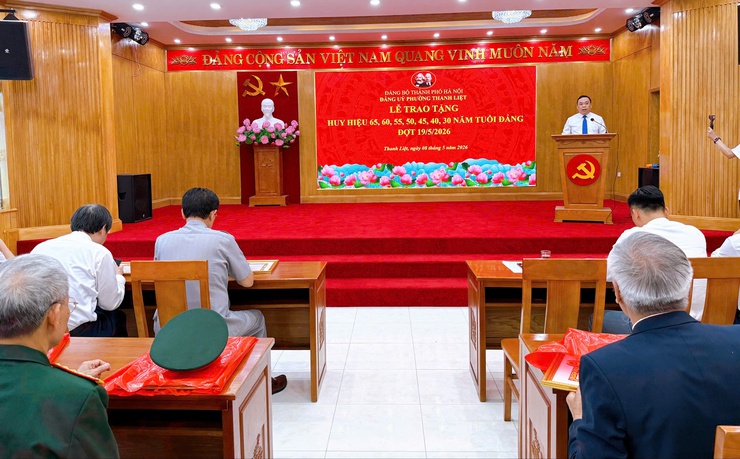 76 đảng viên phường Thanh Liệt vinh dự nhận Huy hiệu Đảng đợt 19/5- Ảnh 19.