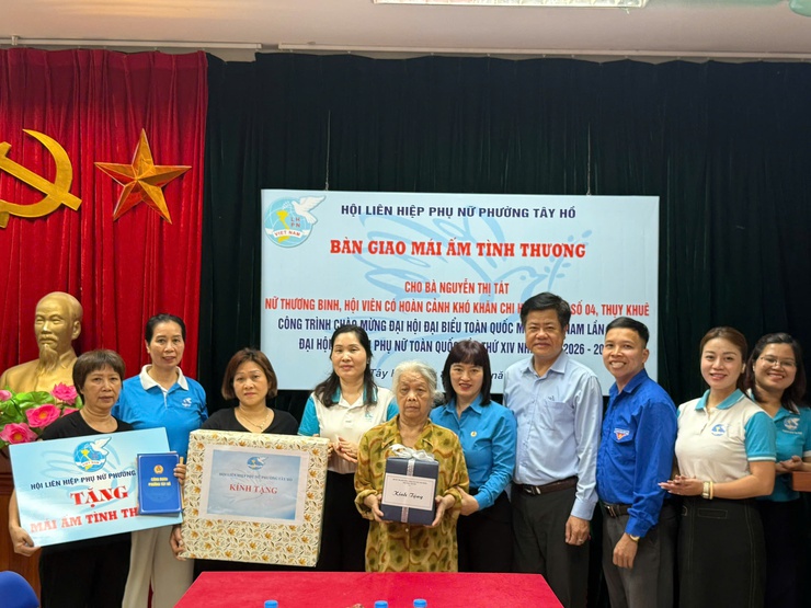 Hội LHPN phường Tây Hồ tổ chức nghiệm thu và bàn giao công trình “Mái ấm tình thương”- Ảnh 7.