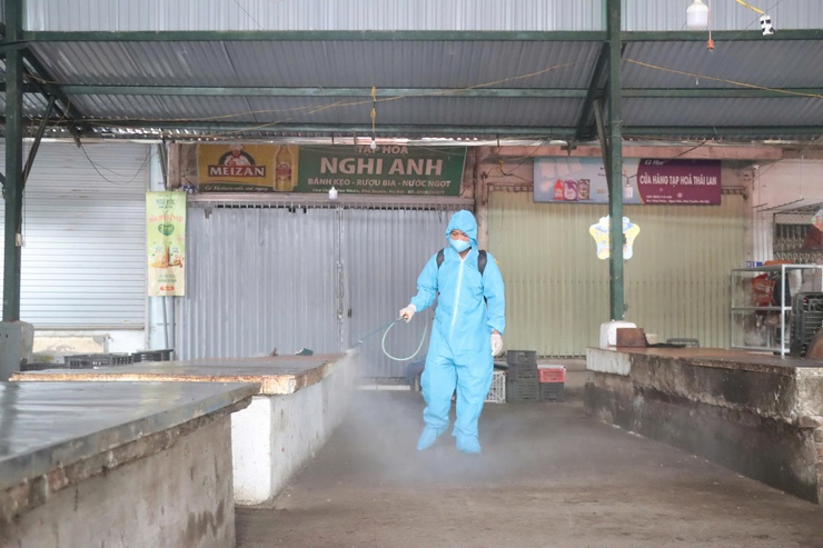 Tổng vệ sinh, tiêu độc khử trùng phòng, chống bệnh Dịch tả lợn Châu Phi tại khu vực Chợ Chảy.- Ảnh 1.
