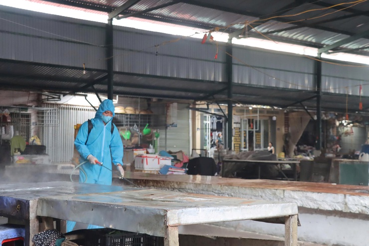 Tổng vệ sinh, tiêu độc khử trùng phòng, chống bệnh Dịch tả lợn Châu Phi tại khu vực Chợ Chảy.- Ảnh 2.