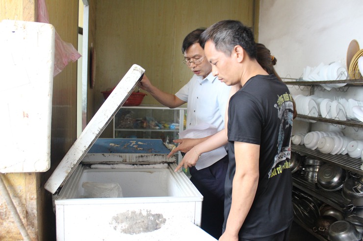 Đoàn kiểm tra liên ngành của UBND xã kiểm tra ATTP một số cơ sở kinh doanh, dịch vụ ăn uống và sản xuất thực phẩm tại thôn Đồng Dâu và thôn Bến- Ảnh 5.