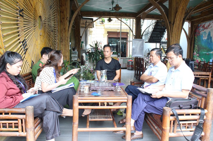 Đoàn kiểm tra liên ngành của UBND xã kiểm tra ATTP một số cơ sở kinh doanh, dịch vụ ăn uống và sản xuất thực phẩm tại thôn Đồng Dâu và thôn Bến- Ảnh 1.
