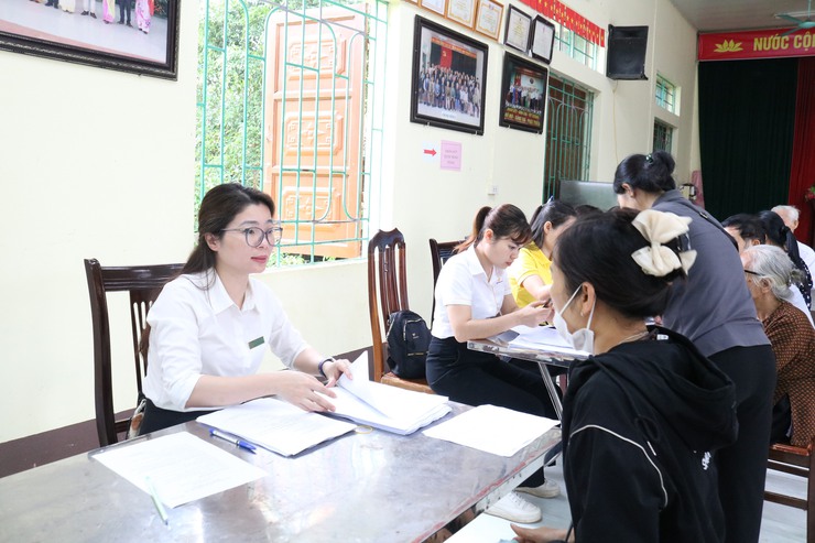 Quảng Bị hỗ trợ người cao tuổi, gia đình chính sách và người yếu thế thực hiện thủ tục nhận lương hưu, trợ cấp BHXH- Ảnh 2.