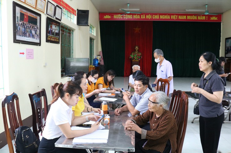 Quảng Bị hỗ trợ người cao tuổi, gia đình chính sách và người yếu thế thực hiện thủ tục nhận lương hưu, trợ cấp BHXH- Ảnh 3.