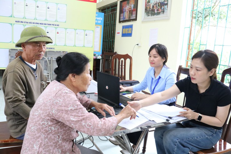 Quảng Bị hỗ trợ người cao tuổi, gia đình chính sách và người yếu thế thực hiện thủ tục nhận lương hưu, trợ cấp BHXH- Ảnh 4.