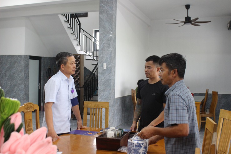 Đoàn kiểm tra liên ngành của UBND xã kiểm tra ATTP một số cơ sở kinh doanh, dịch vụ ăn uống và sản xuất thực phẩm tại thôn Đồng Dâu và thôn Bến- Ảnh 2.