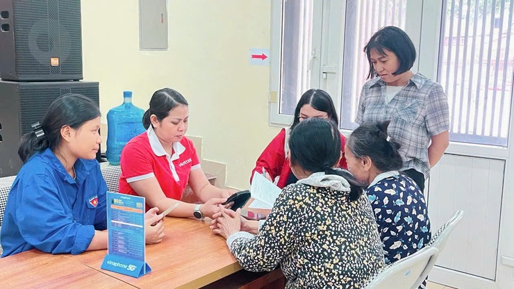 Người dân xã Nam Phù được hỗ trợ lưu động xác thực thuê bao di động- Ảnh 3.