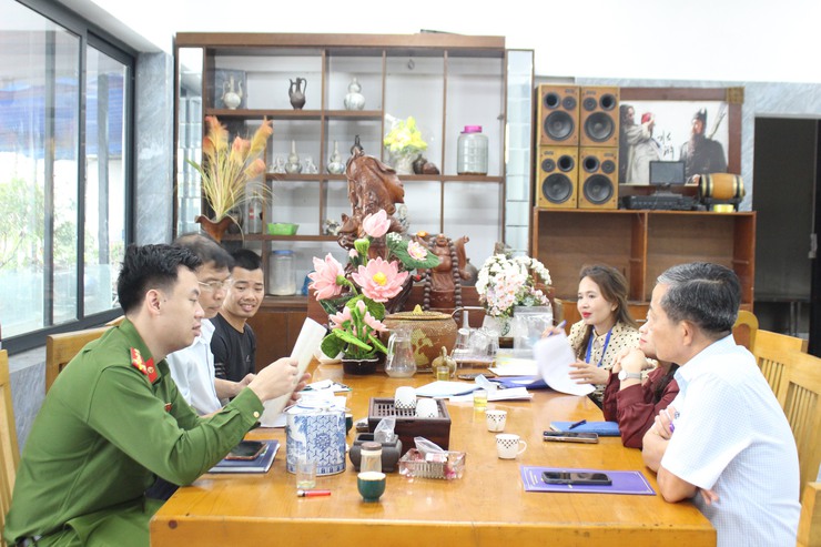 Đoàn kiểm tra liên ngành của UBND xã kiểm tra ATTP một số cơ sở kinh doanh, dịch vụ ăn uống và sản xuất thực phẩm tại thôn Đồng Dâu và thôn Bến- Ảnh 3.