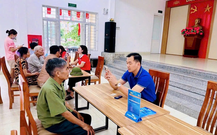 Người dân xã Nam Phù được hỗ trợ lưu động xác thực thuê bao di động- Ảnh 4.