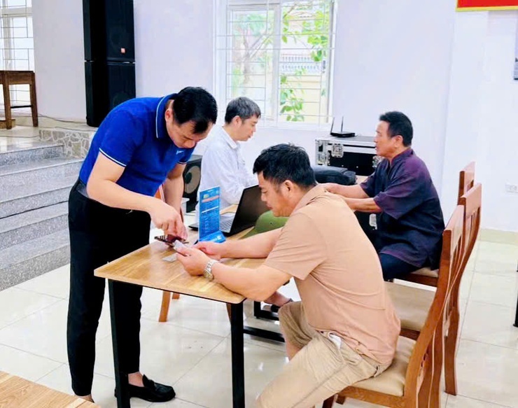 Người dân xã Nam Phù được hỗ trợ lưu động xác thực thuê bao di động- Ảnh 5.
