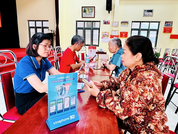 Người dân xã Nam Phù được hỗ trợ lưu động xác thực thuê bao di động- Ảnh 1.
