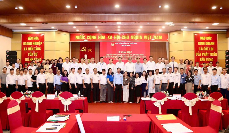 55 học viên là lãnh đạo 4 xã tham gia lớp thí điểm bồi dưỡng nâng cao năng lực, phương pháp xử lý tình huống thực tiễn đối với đội ngũ cán bộ cơ sở xã Suối Hai, thành phố Hà Nội.- Ảnh 1.