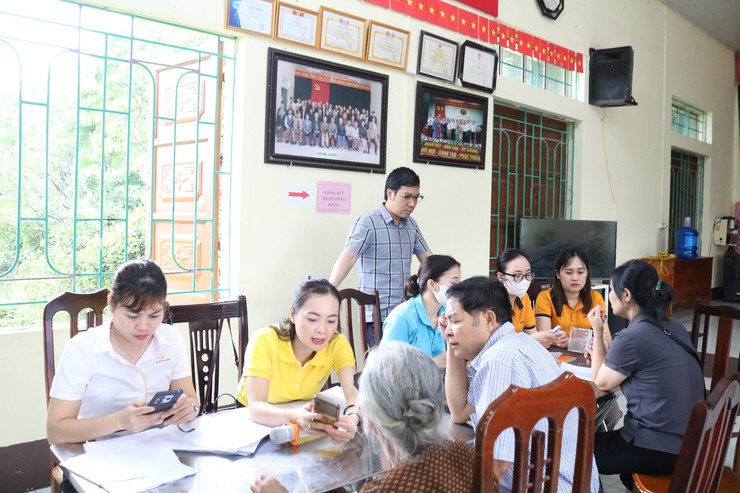 Quảng Bị hỗ trợ người cao tuổi, gia đình chính sách và người yếu thế thực hiện thủ tục nhận lương hưu, trợ cấp BHXH- Ảnh 1.