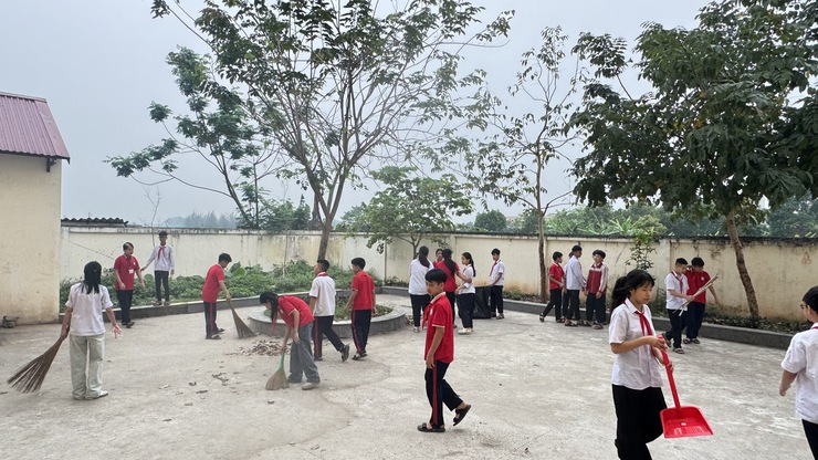 Thầy và trò THCS Võng Xuyên chung tay làm đẹp cảnh quan trường học- Ảnh 5.