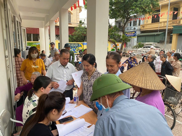 Phường Long Biên ra quân hỗ trợ người dân thực hiện thủ tục ủy quyền lĩnh lương hưu, trợ cấp bảo hiểm xã hội hằng tháng- Ảnh 3.