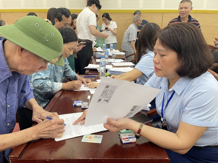 Phường Long Biên ra quân hỗ trợ người dân thực hiện thủ tục ủy quyền lĩnh lương hưu, trợ cấp bảo hiểm xã hội hằng tháng- Ảnh 4.