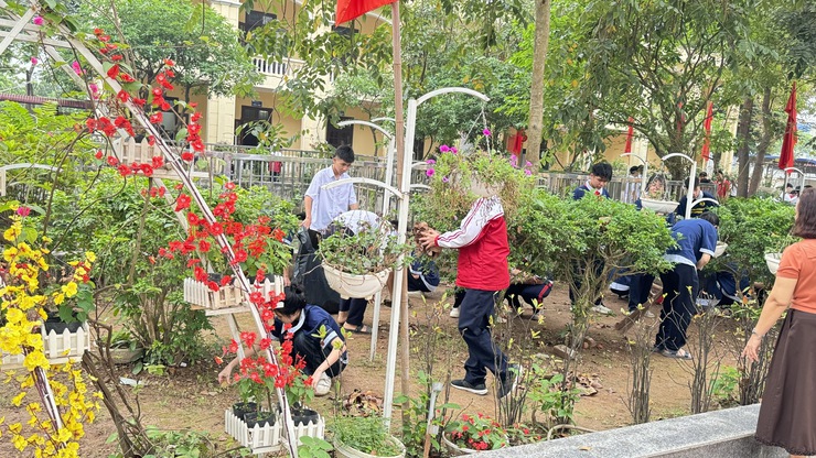 Thầy và trò THCS Võng Xuyên chung tay làm đẹp cảnh quan trường học- Ảnh 1.