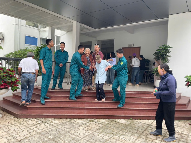 Phường Long Biên ra quân hỗ trợ người dân thực hiện thủ tục ủy quyền lĩnh lương hưu, trợ cấp bảo hiểm xã hội hằng tháng- Ảnh 2.