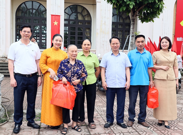 Quảng Bị: Trao tặng 50 suất quà cho hộ có hoàn cảnh khó khăn- Ảnh 9.