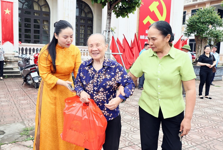 Quảng Bị: Trao tặng 50 suất quà cho hộ có hoàn cảnh khó khăn- Ảnh 12.